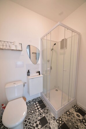 Een douche, een haardroger, handdoeken