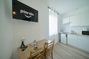 Fridge, microwave, stovetop, coffee/tea maker - Studio Apartment 'Confortable' with Wi-Fi (Mulhouse)