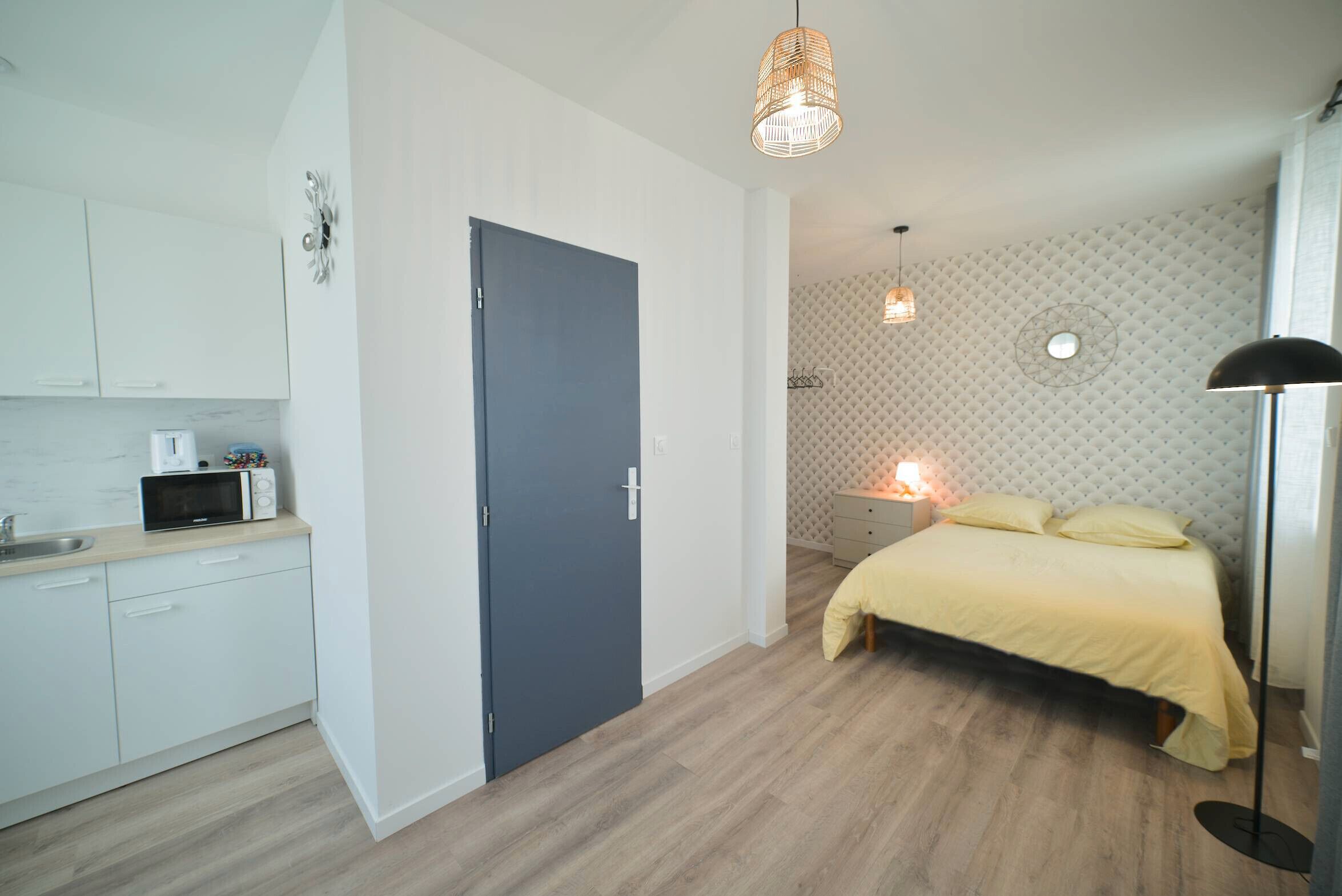 Iron/ironing board, WiFi, bed sheets