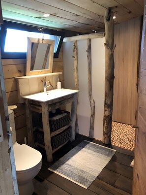 Shower, towels - Cabin by the Pond - Brissac (Brissac Loire Aubance)