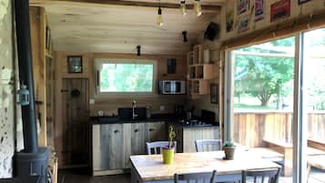 Réfrigérateur, micro-ondes, plaque de cuisson, cafetière/bouilloire