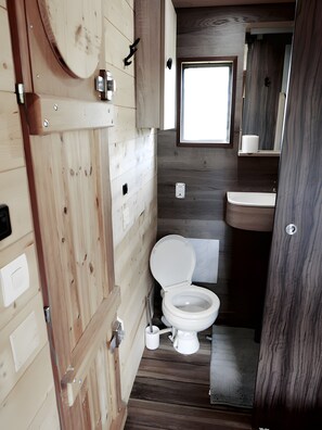 Shower, towels - Houseboat Cabin by the Water's Edge (Brissac Loire Aubance)