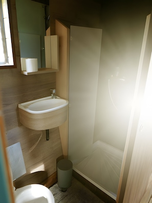 Ein Badezimmer mit Waschbecken, Spiegel und Dusche.