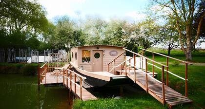 Toue cabanée au bord d'un plan d'eau