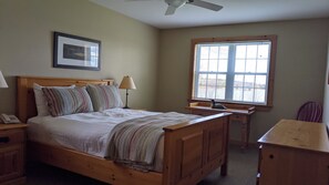 Iron/ironing board, free WiFi, bed sheets - Cozy Lakefront Cottage in Muskoka (Severn Bridge)