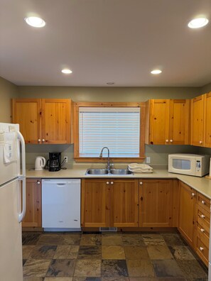 Microwave, oven, stovetop, dishwasher - Cozy Lakefront Cottage in Muskoka (Severn Bridge)