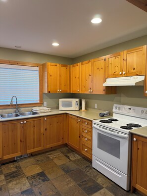 Microwave, oven, stovetop, dishwasher - Cozy Lakefront Cottage in Muskoka (Severn Bridge)