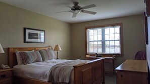 Iron/ironing board, free WiFi, bed sheets - Cozy Lakefront Cottage in Muskoka (Severn Bridge)