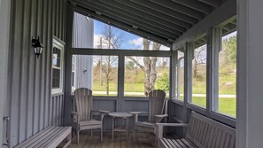 Terrace/patio - Cozy Lakefront Cottage in Muskoka (Severn Bridge)