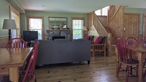 TV, fireplace - Cozy Lakefront Cottage in Muskoka (Severn Bridge)