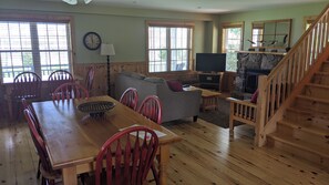 Interior - Cozy Lakefront Cottage in Muskoka (Severn Bridge)