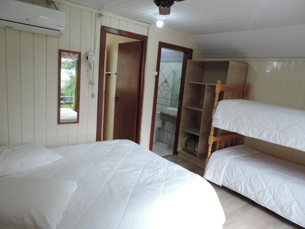 Quarto quádruplo básico, vista para o pátio | Wi-Fi de cortesia