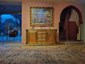 Casa, camere multiple, fumatori, piscina privata | Hall