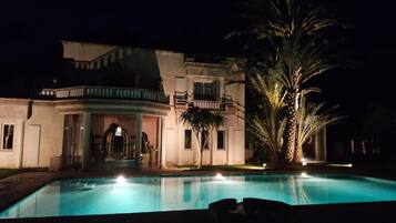 Maison, plusieurs chambres, fumeurs, piscine privée | Piscine | Piscine couverte