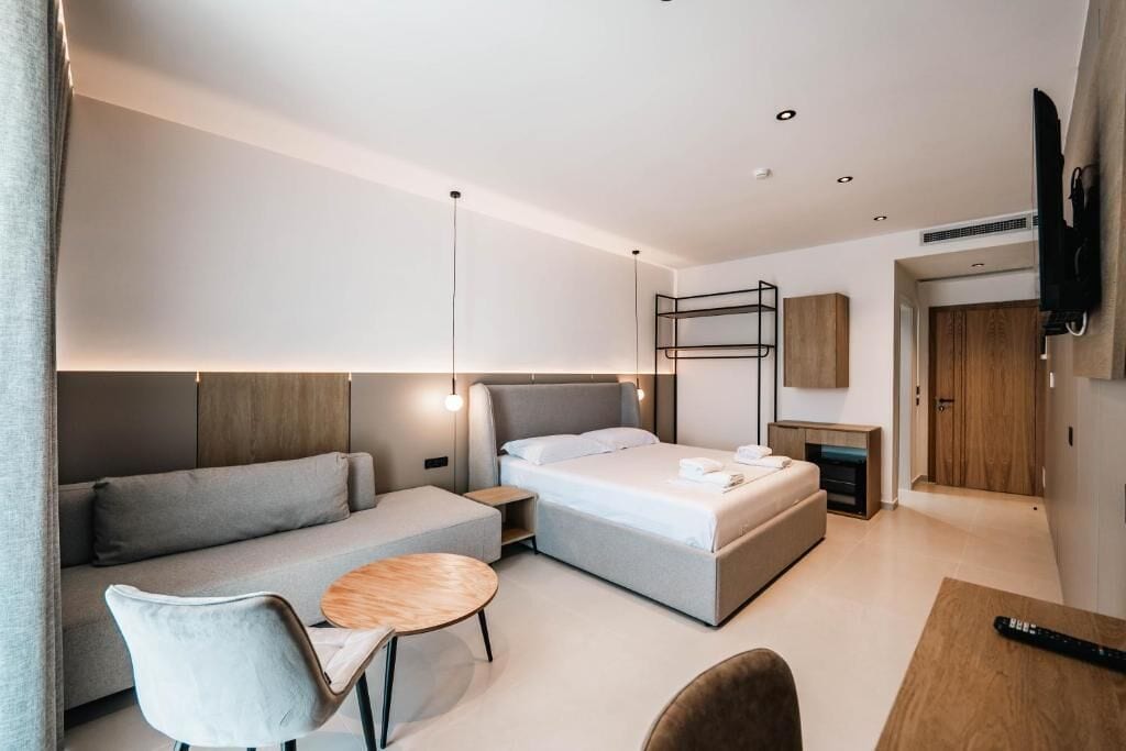 Suite with Pool View | Free WiFi, bed sheets