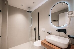 Suite with Pool View | Bathroom | Free toiletries, towels - Ksamil Premium Hotel (Ksamil)