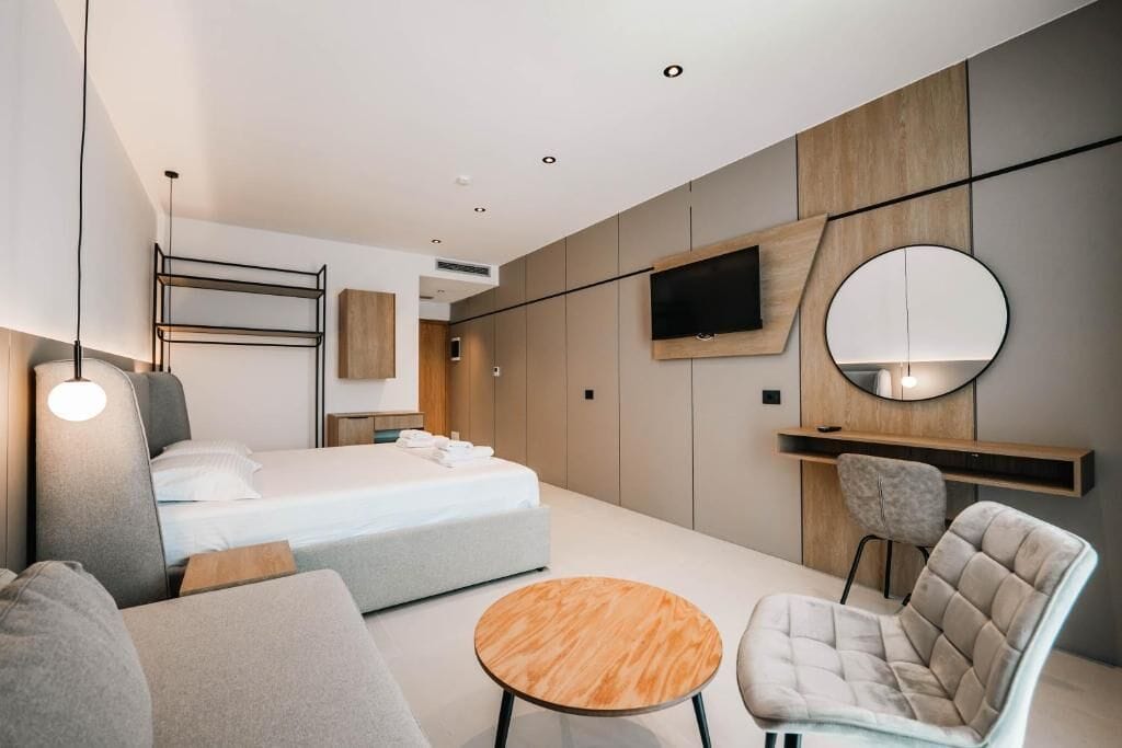 Suite with Pool View | Front of property