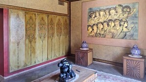 A room with a large mural, a statue, and traditional decor. - Palmeraie Villa in Marrakech (Marrakech)