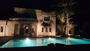 A large building with a swimming pool at night. - Palmeraie Villa in Marrakech (Marrakech)