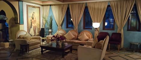 House, Multiple Bedrooms, Smoking, Private Pool | Living area
