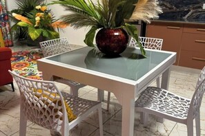 Dining - Accommodation Gourmandise - Elegant and Central for 5 Travellers (Saint-François)
