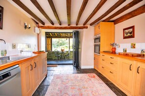 Jääkaappi, mikroaaltouuni, uuni, astianpesukone