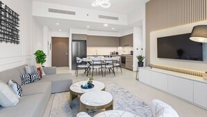Ein modernes Wohnzimmer mit Sofa, Couchtisch und Essbereich.