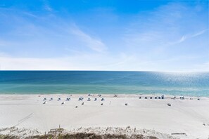 Apartment, Mehrere Betten (Regency Isle 1009) | Strand | Am Strand