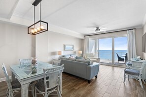 Apartment, Mehrere Betten (Regency Isle 1009) | Wohnbereich