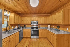 冰箱、微波炉、烤箱、炉灶