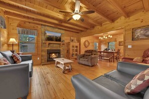 Een televisie en een open haard