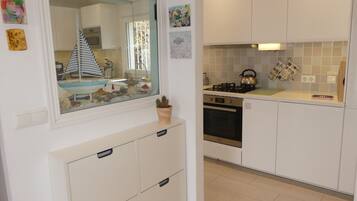 Køleskab, mikrobølgeovn, ovn, kogeplade