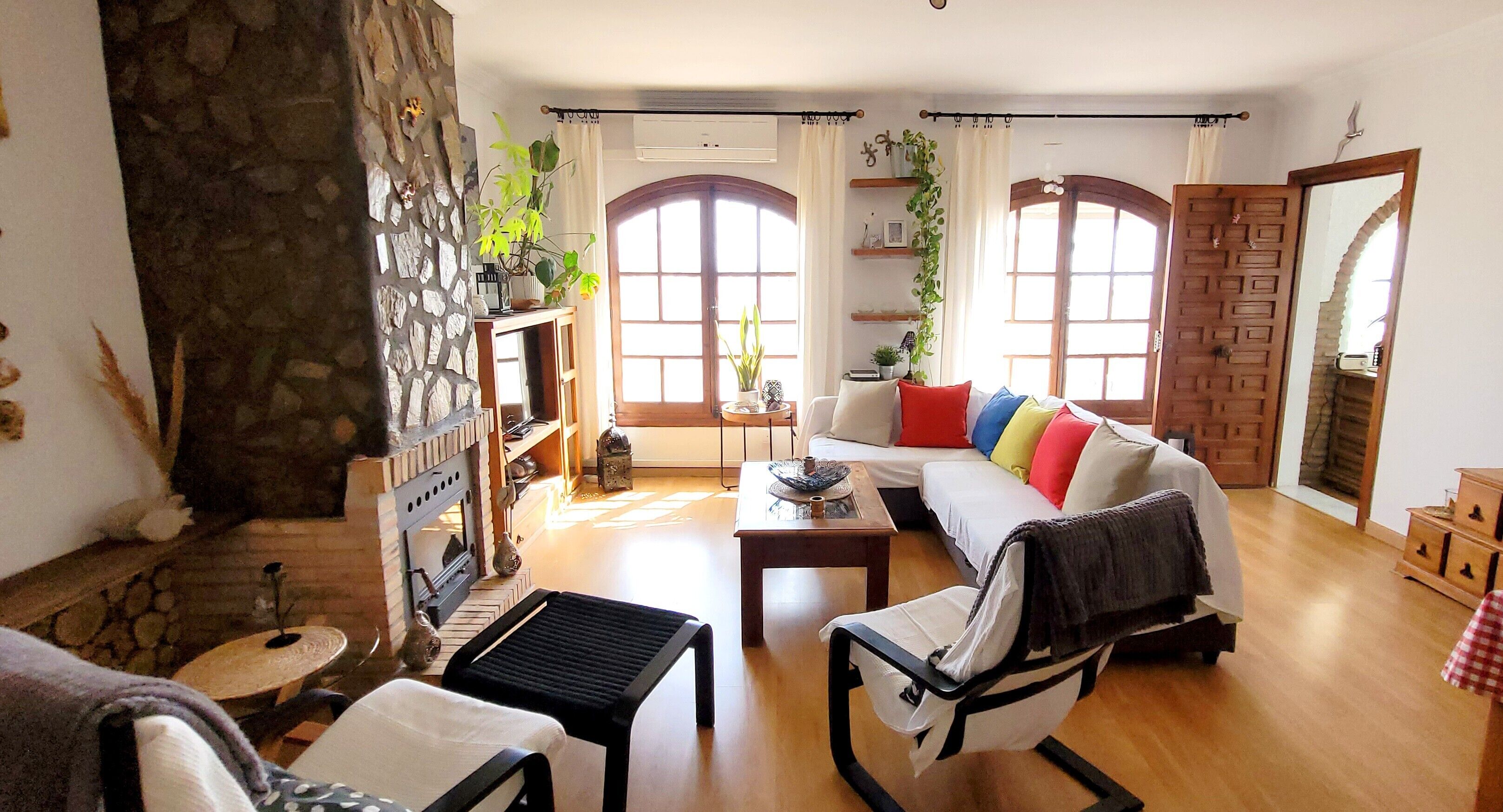 Televisión y chimenea 