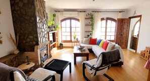 TV, fireplace - Holiday Home 'Monte Azul' with Private Pool, Wi-Fi and Air Conditioning (Benajarafe)