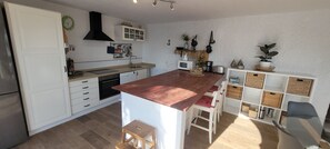 Køleskab, mikrobølgeovn, ovn, kogeplade