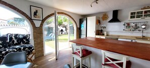 Fridge, microwave, oven, stovetop - Holiday Home 'Monte Azul' with Private Pool, Wi-Fi and Air Conditioning (Benajarafe)