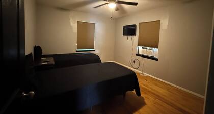 Quiet and comfy 2-bedroom Home with Adjustable split king beds!