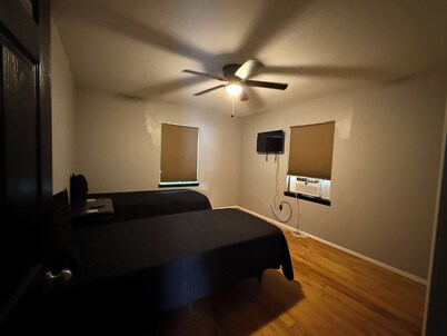 Quiet and comfy 2-bedroom Home with Adjustable split king beds!