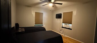 Quiet and comfy 2-bedroom Home with Adjustable split king beds!