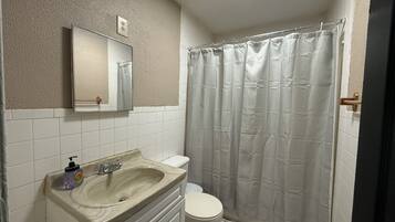 Hårføner, håndklær, såpe og toalettpapir