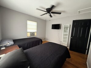 2 ع�دّة غرف نوم وواي فاي وملاءات أسرّة