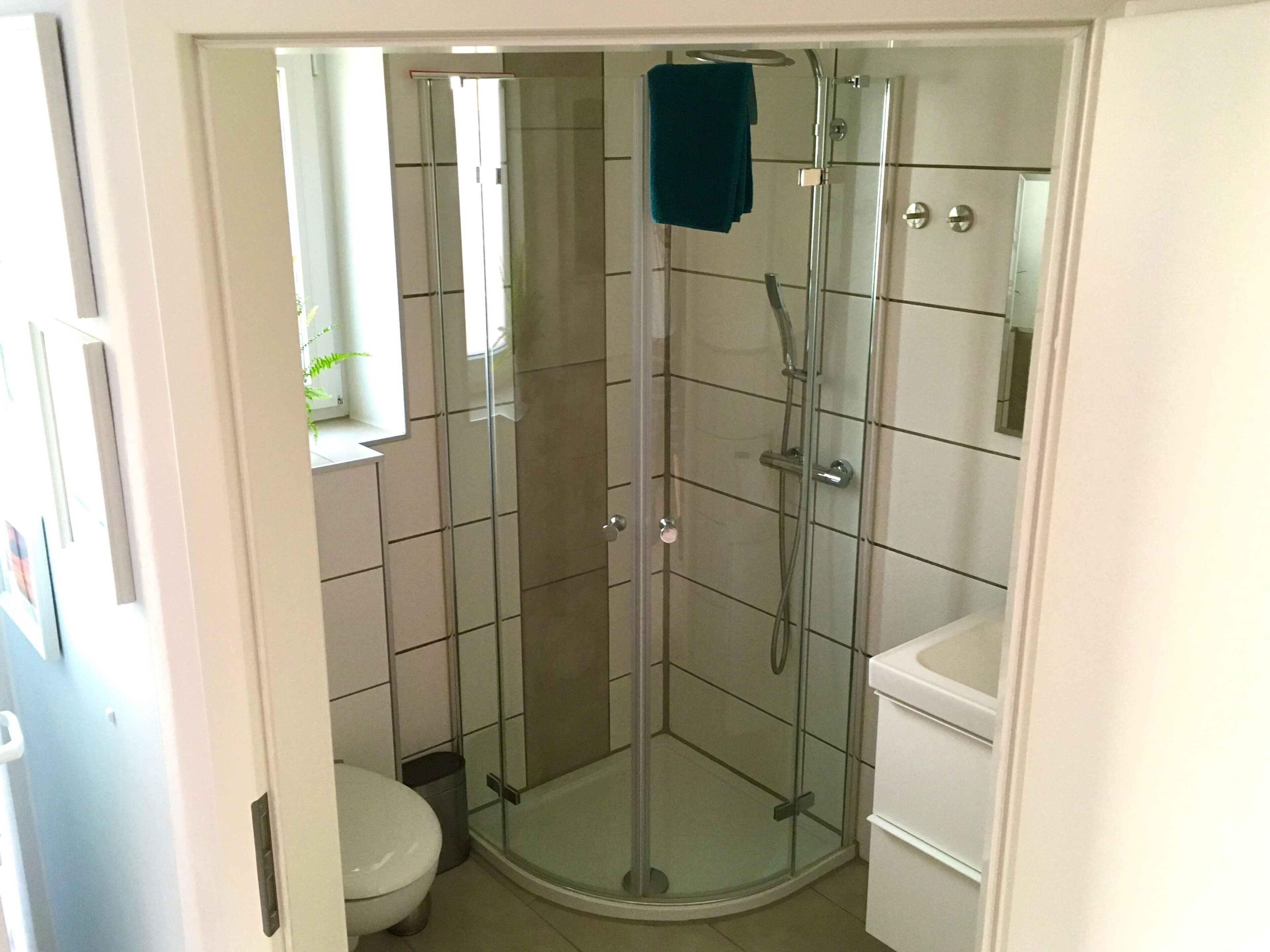 Dusche, Haartrockner, Handtücher