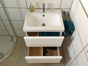 Shower, hair dryer, towels - Zaunkönig Apartment, 35 m², Living/Sleeping Area, Max. 2 Guests (Beuren)