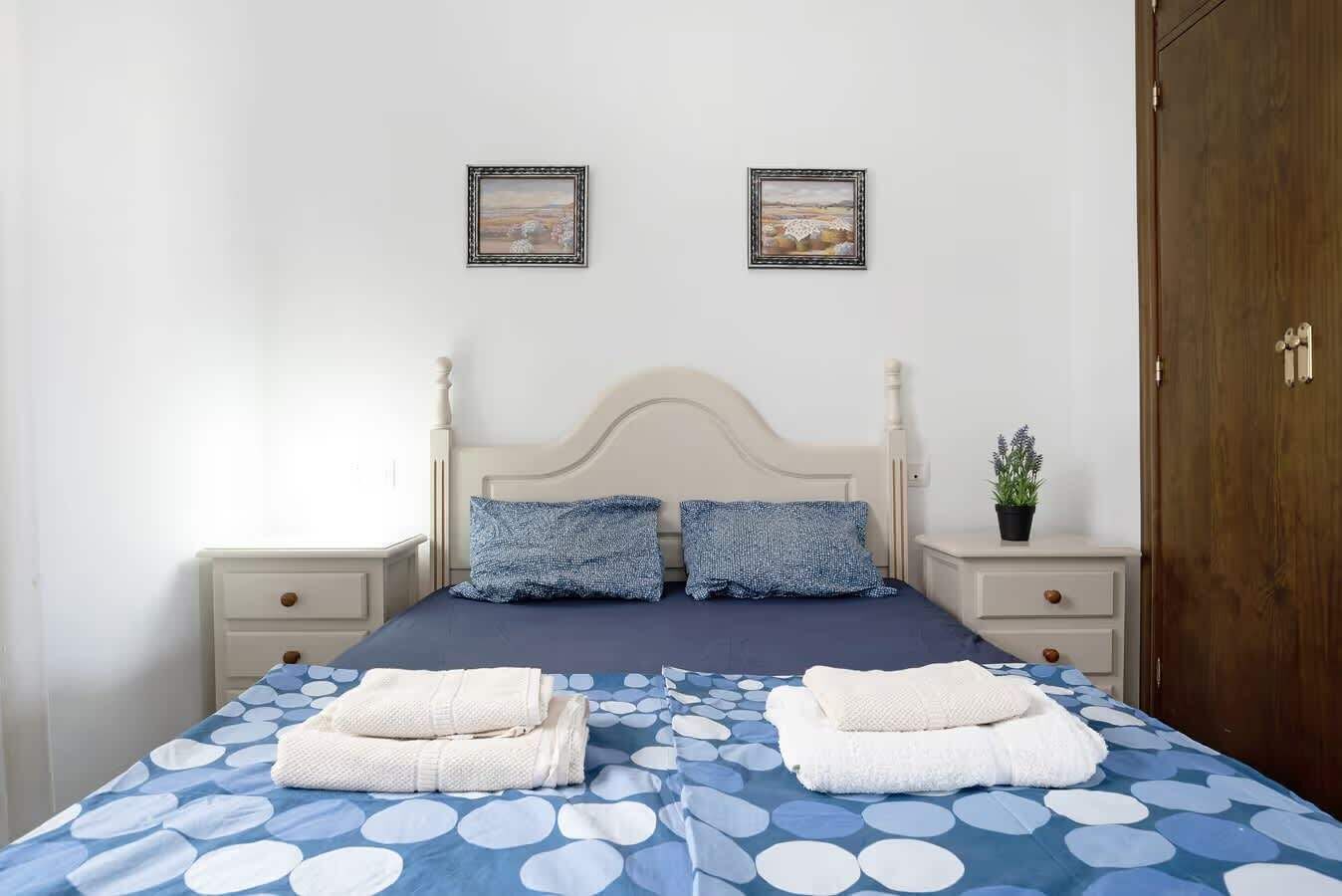 2 slaapkamers, een strijkplank/strijkijzer, wifi, beddengoed