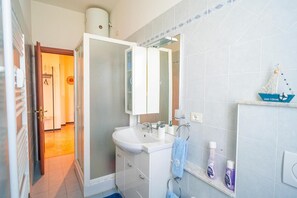 Ducha, artículos de higiene personal gratuitos y secador de pelo