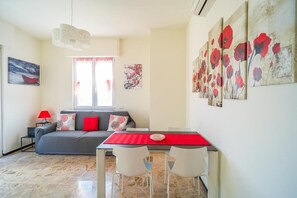 Dining - Apartment 'Alloggio Gallinara' with Sea View, Wi-Fi and Air Conditioning (Albenga)