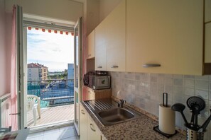 Frigorifero, microonde, forno, piano cottura
