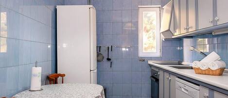 Køleskab, mikrobølgeovn, kogeplade, kaffe-/temaskine