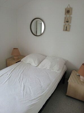 2 habitaciones, tabla de planchar con plancha y cuna de viaje