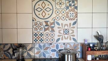 Een magnetron, een kookplaat